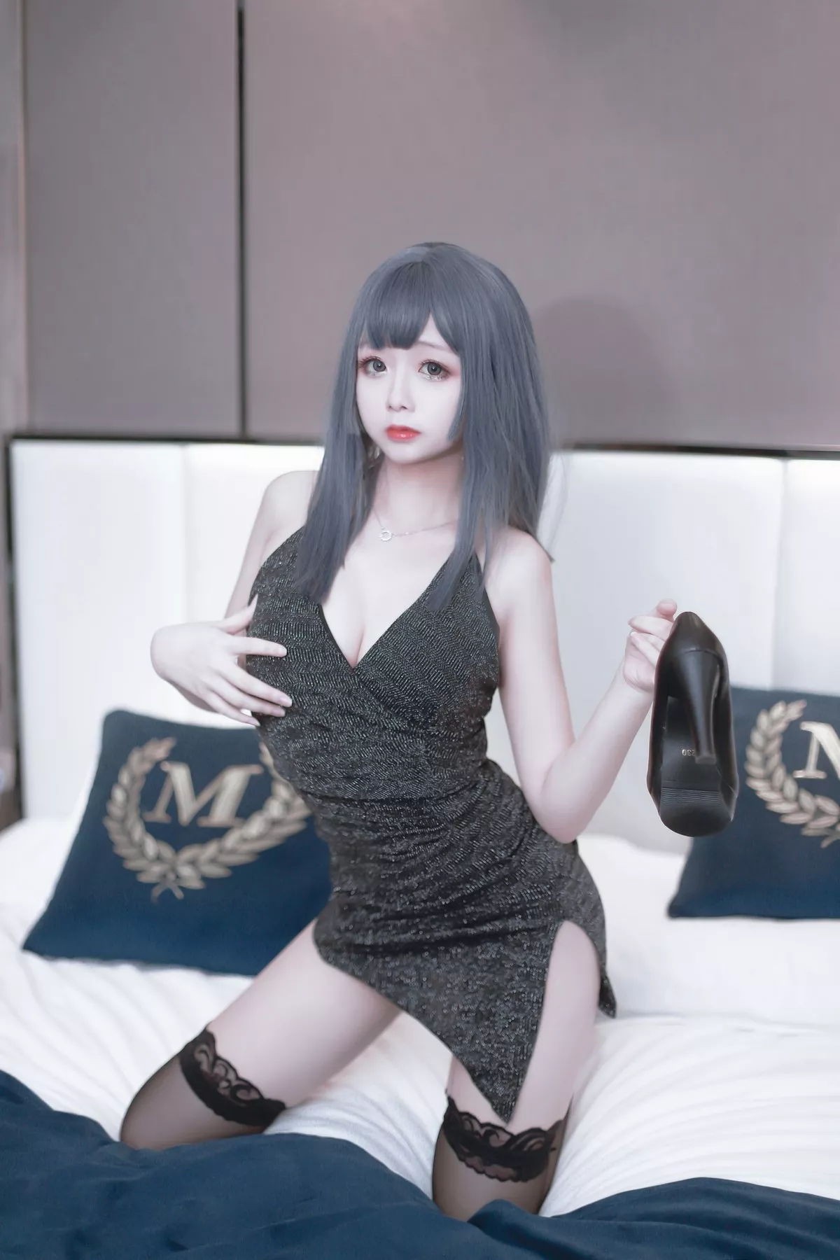 Cos福利日奈娇黑色礼服主题私房低胸服饰配黑色蕾丝袜秀豪乳翘臀诱惑写真40P