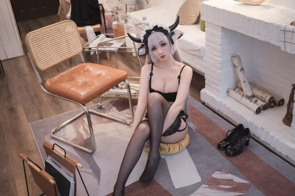 COS福利rioko凉凉子贴心奶牛女仆主题私房性感内衣半脱露翘臀诱惑写真45P
