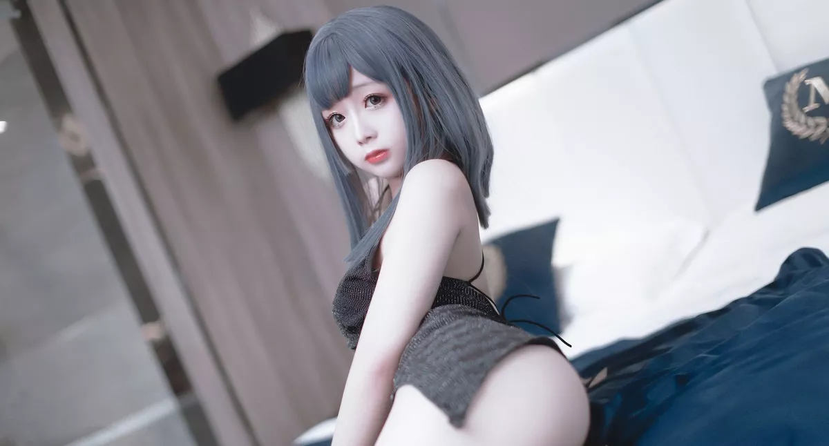 Cos福利日奈娇黑色礼服主题私房低胸服饰配黑色蕾丝袜秀豪乳翘臀诱惑写真40P
