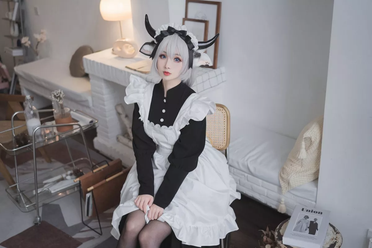 COS福利rioko凉凉子贴心奶牛女仆主题私房性感内衣半脱露翘臀诱惑写真45P