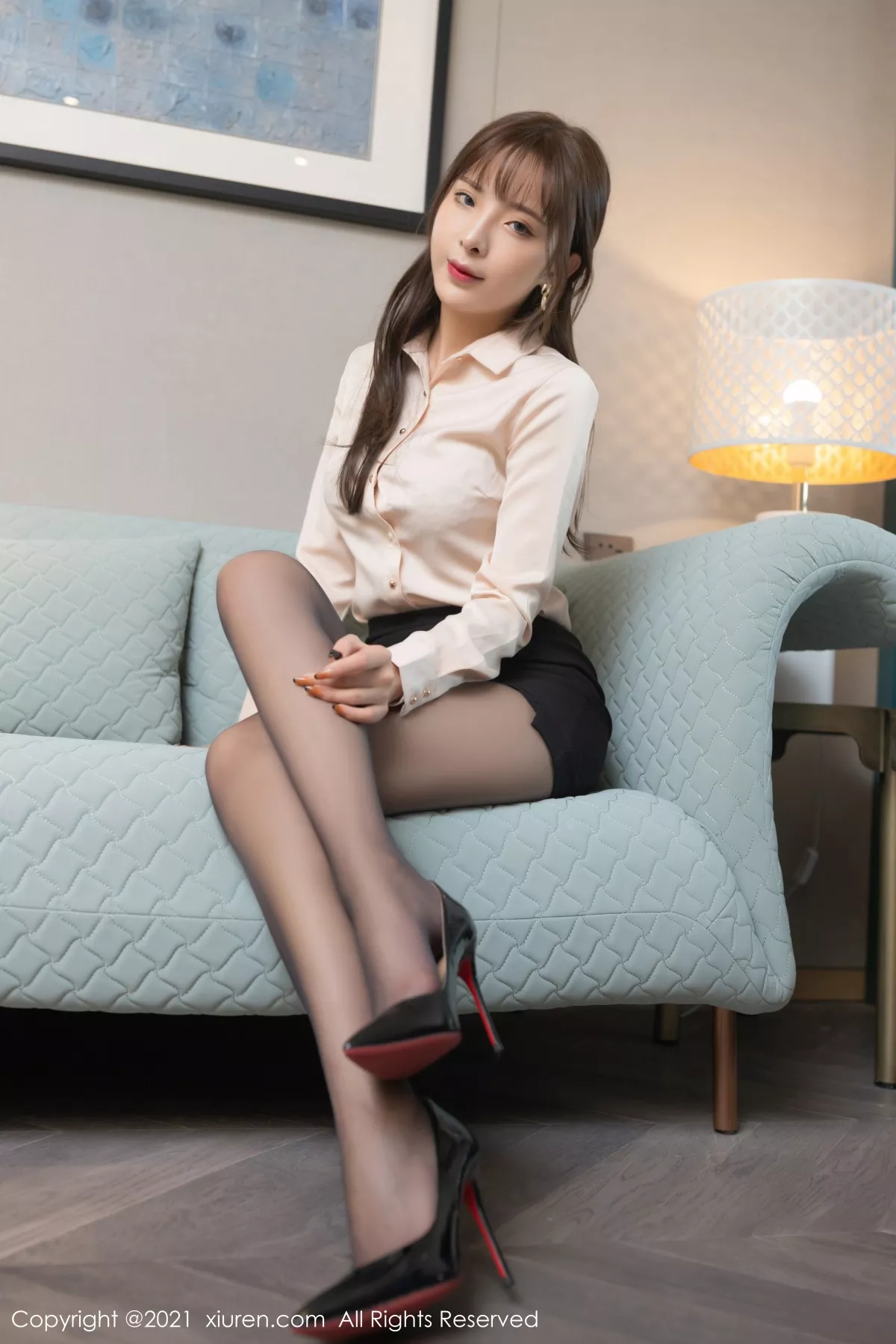 XiuRen第3453期_嫩模陈小喵成都旅拍售票员剧情主题性感内衣秀完美身材诱惑写真68P