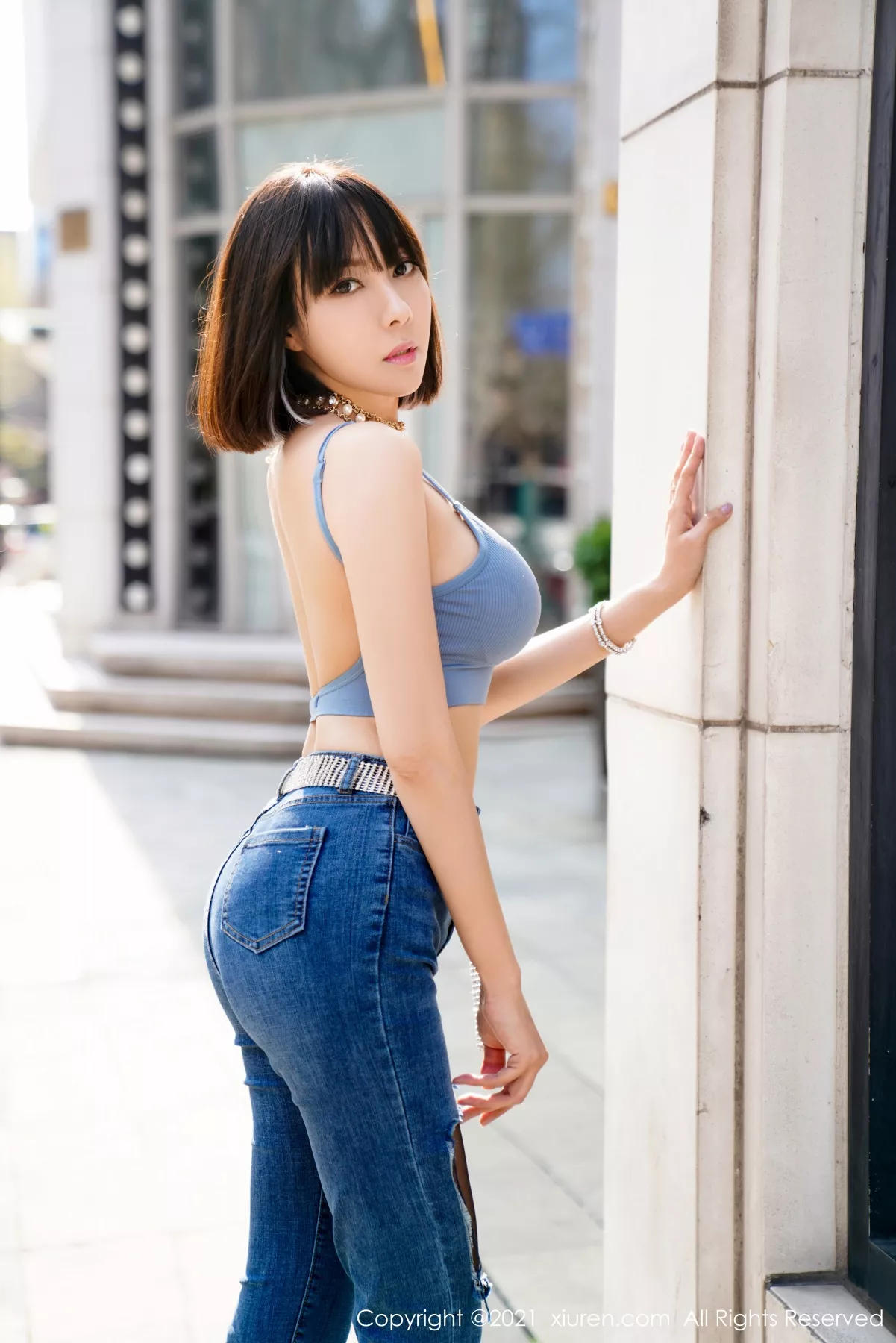 XiuRen第3450期_御姐果儿Victoria北京旅拍脱牛仔裤露性感内衣黑丝裤袜诱惑写真50P