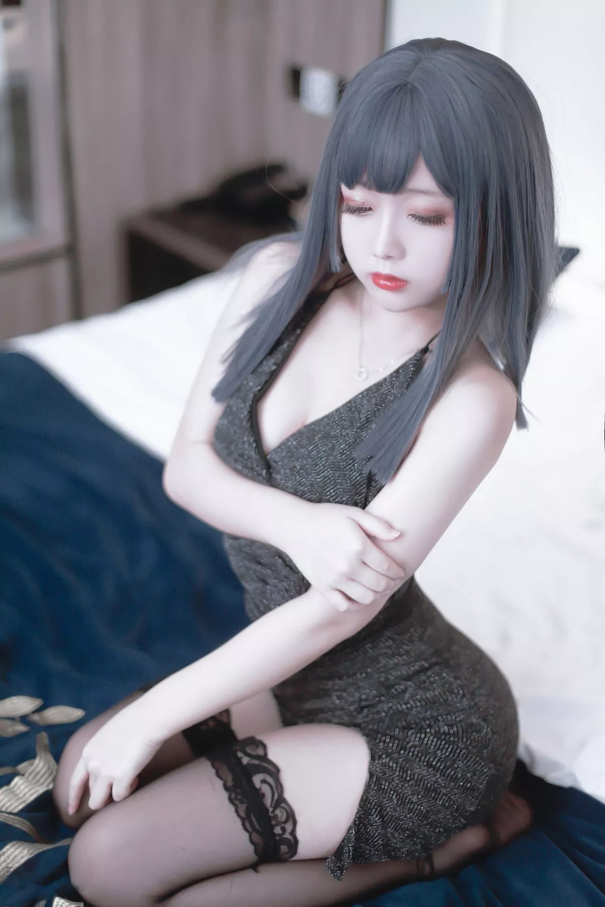 Cos福利日奈娇黑色礼服主题私房低胸服饰配黑色蕾丝袜秀豪乳翘臀诱惑写真40P
