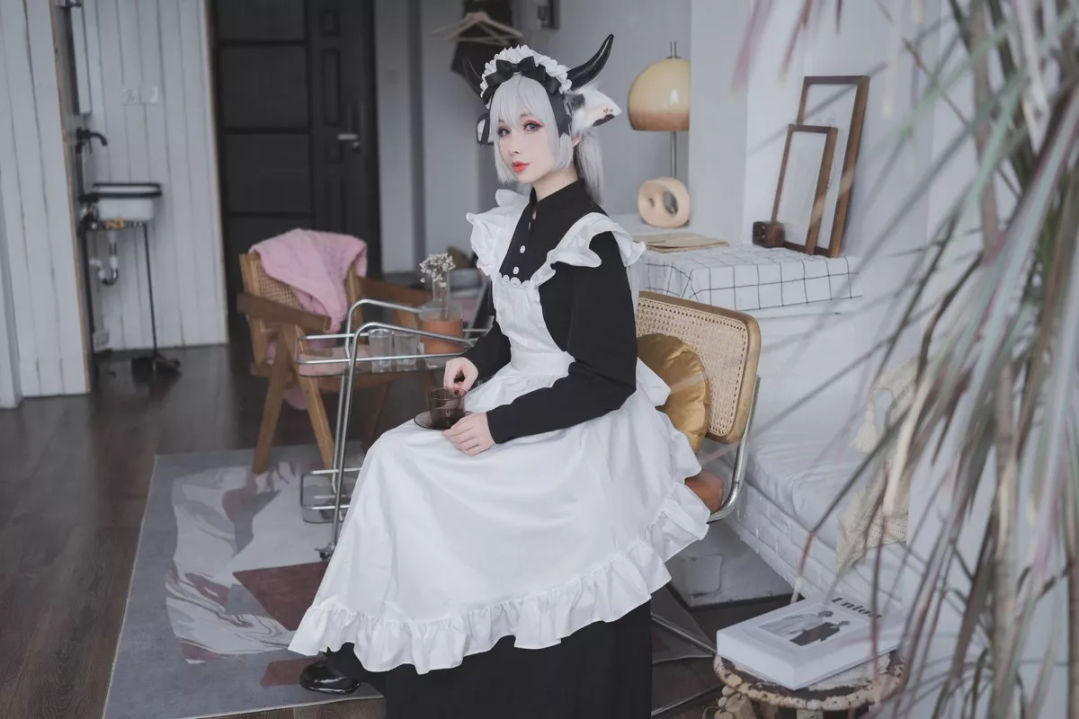 COS福利rioko凉凉子贴心奶牛女仆主题私房性感内衣半脱露翘臀诱惑写真45P