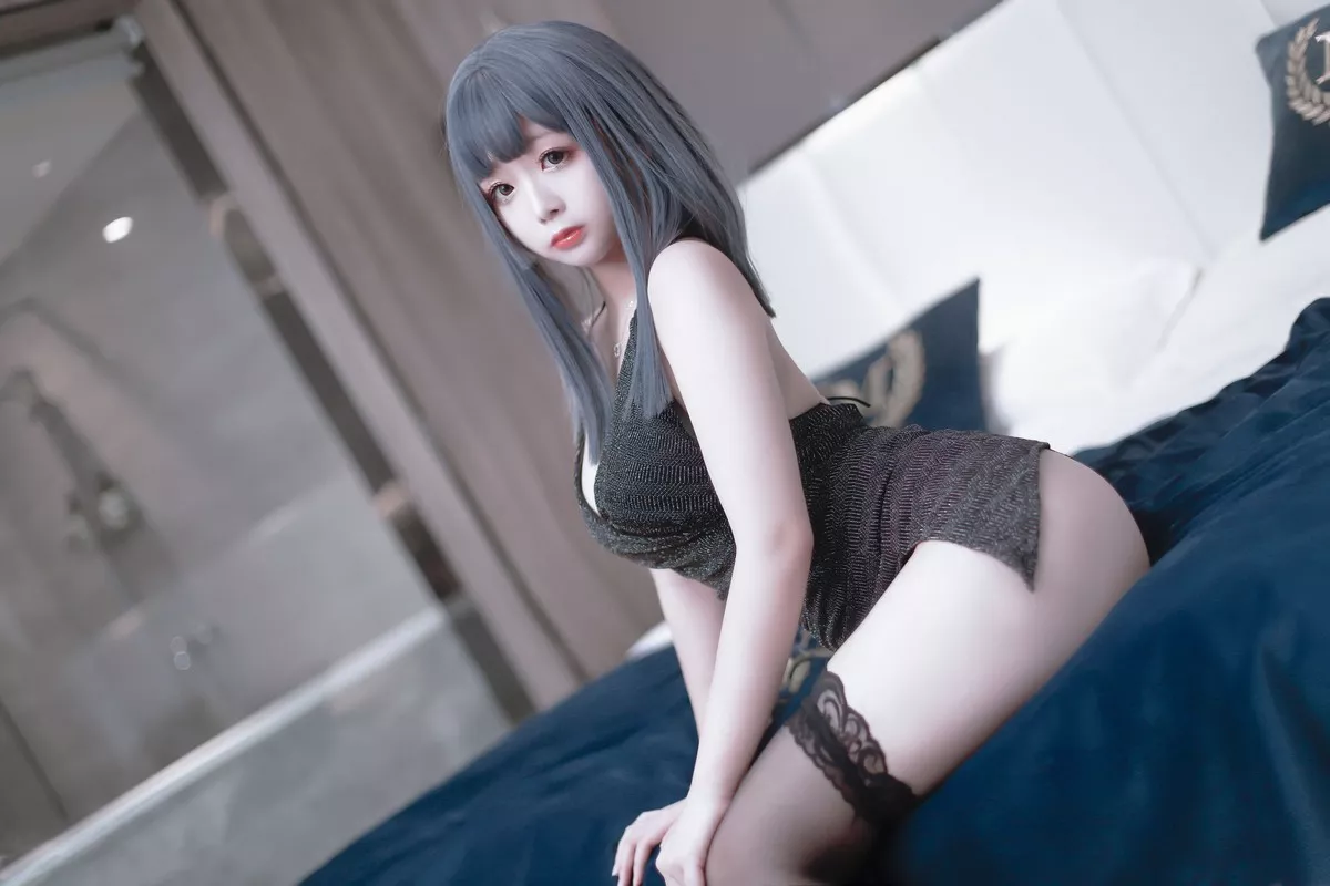 Cos福利日奈娇黑色礼服主题私房低胸服饰配黑色蕾丝袜秀豪乳翘臀诱惑写真40P