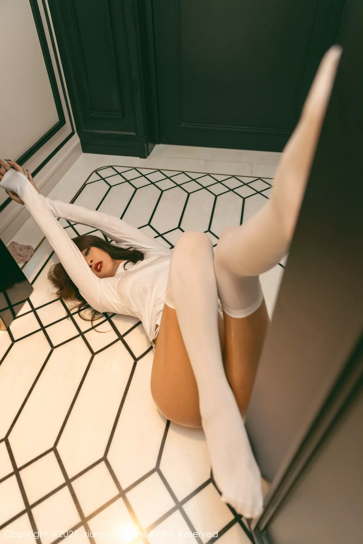 XiuRen第3454期_女神Emily顾奈奈澳门旅拍白色紧身服饰配白丝袜秀完美身材诱惑写真55P