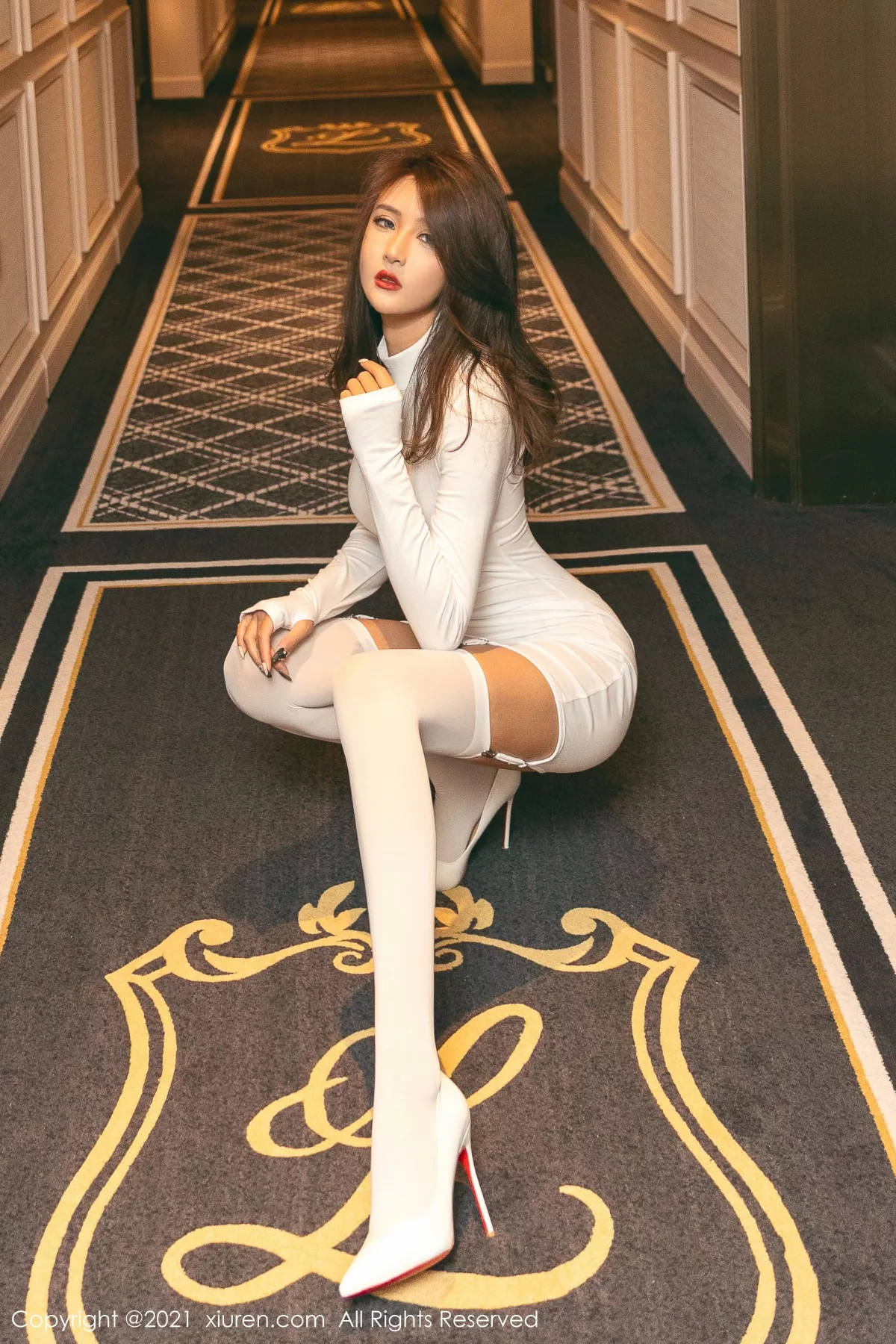 XiuRen第3454期_女神Emily顾奈奈澳门旅拍白色紧身服饰配白丝袜秀完美身材诱惑写真55P