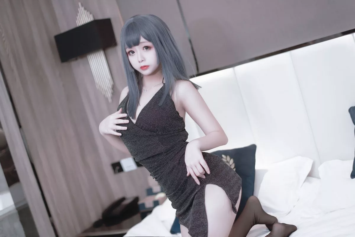 Cos福利日奈娇黑色礼服主题私房低胸服饰配黑色蕾丝袜秀豪乳翘臀诱惑写真40P