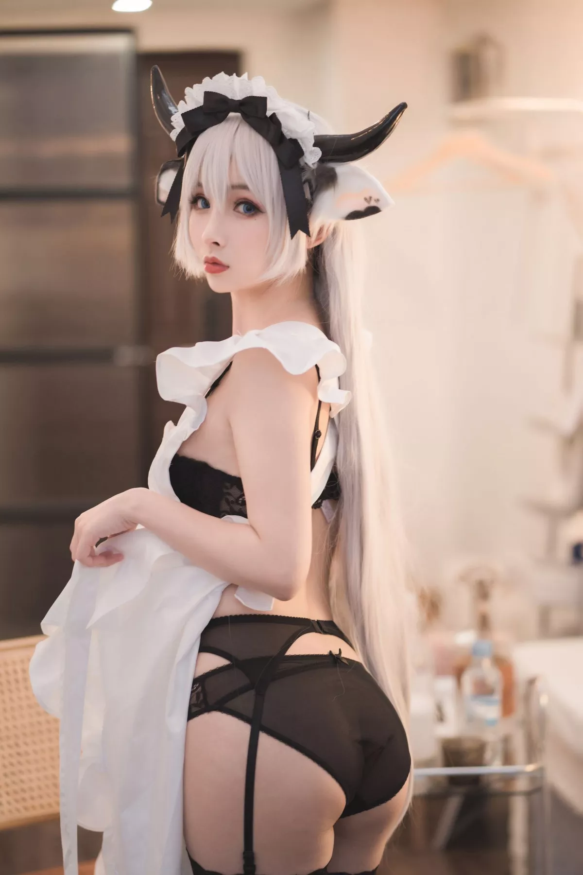 COS福利rioko凉凉子贴心奶牛女仆主题私房性感内衣半脱露翘臀诱惑写真45P