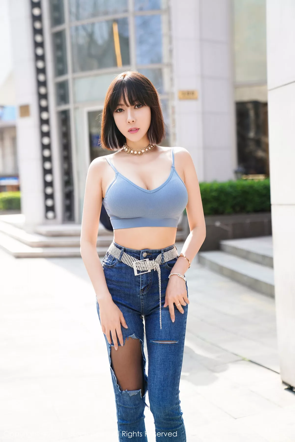 XiuRen第3450期_御姐果儿Victoria北京旅拍脱牛仔裤露性感内衣黑丝裤袜诱惑写真50P