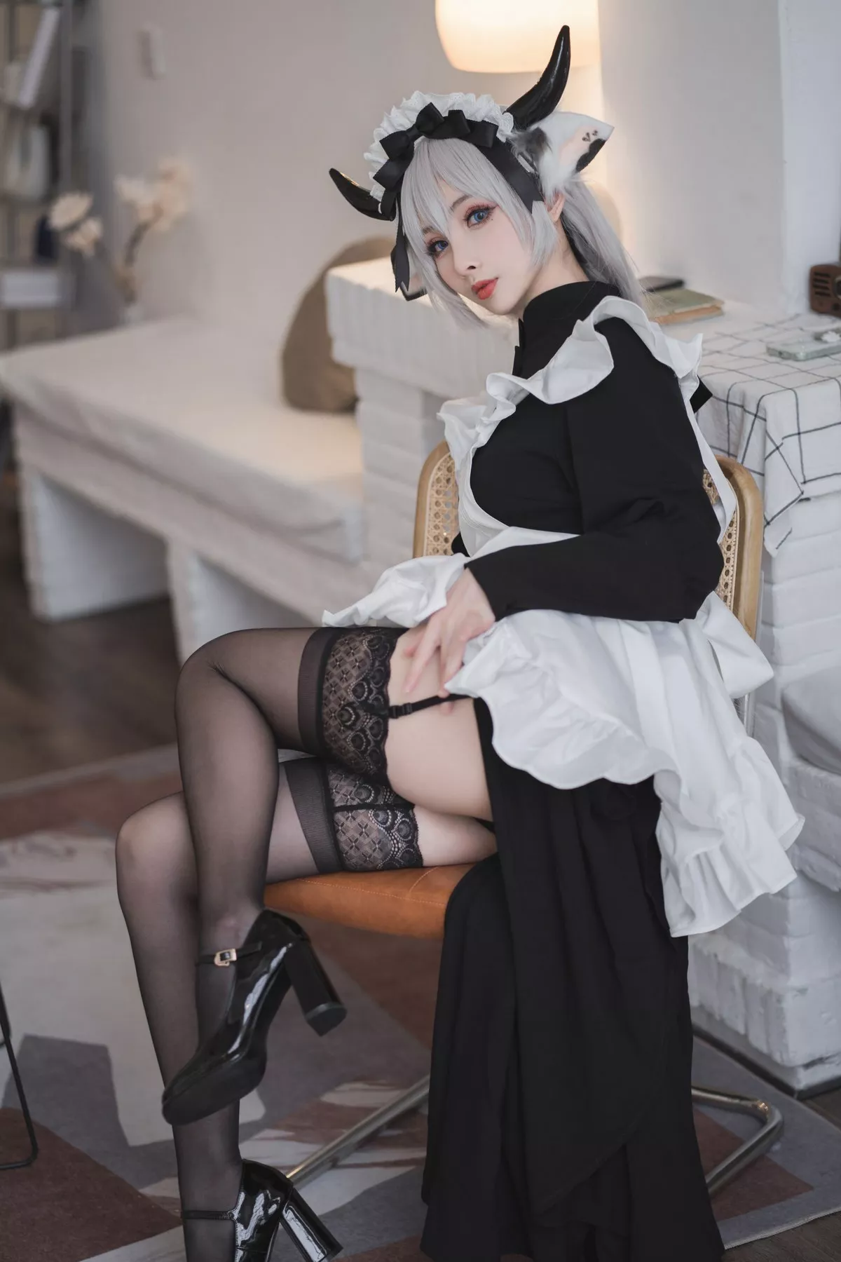 COS福利rioko凉凉子贴心奶牛女仆主题私房性感内衣半脱露翘臀诱惑写真45P