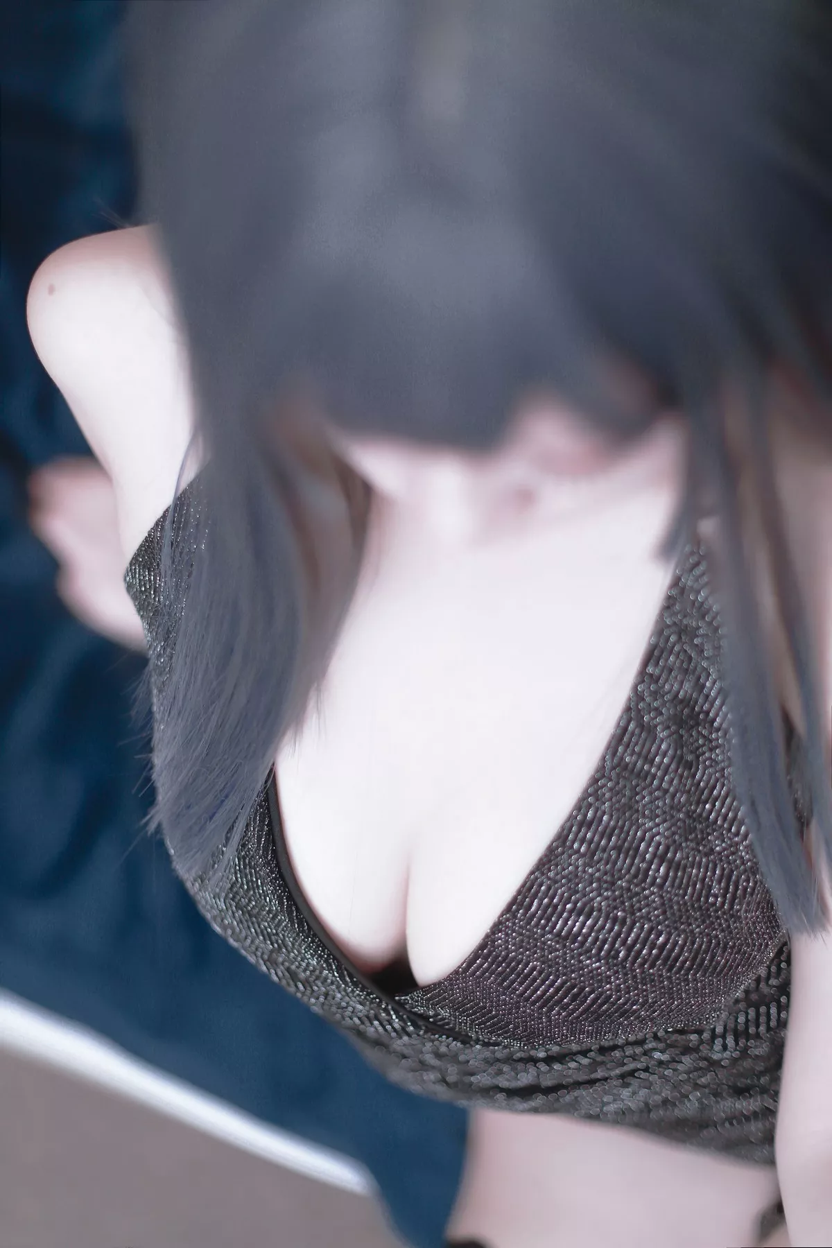 Cos福利日奈娇黑色礼服主题私房低胸服饰配黑色蕾丝袜秀豪乳翘臀诱惑写真40P