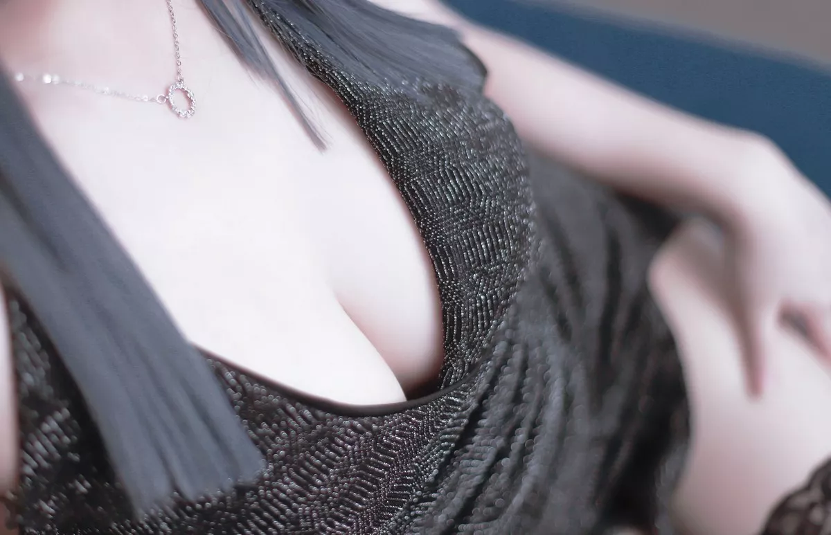 Cos福利日奈娇黑色礼服主题私房低胸服饰配黑色蕾丝袜秀豪乳翘臀诱惑写真40P