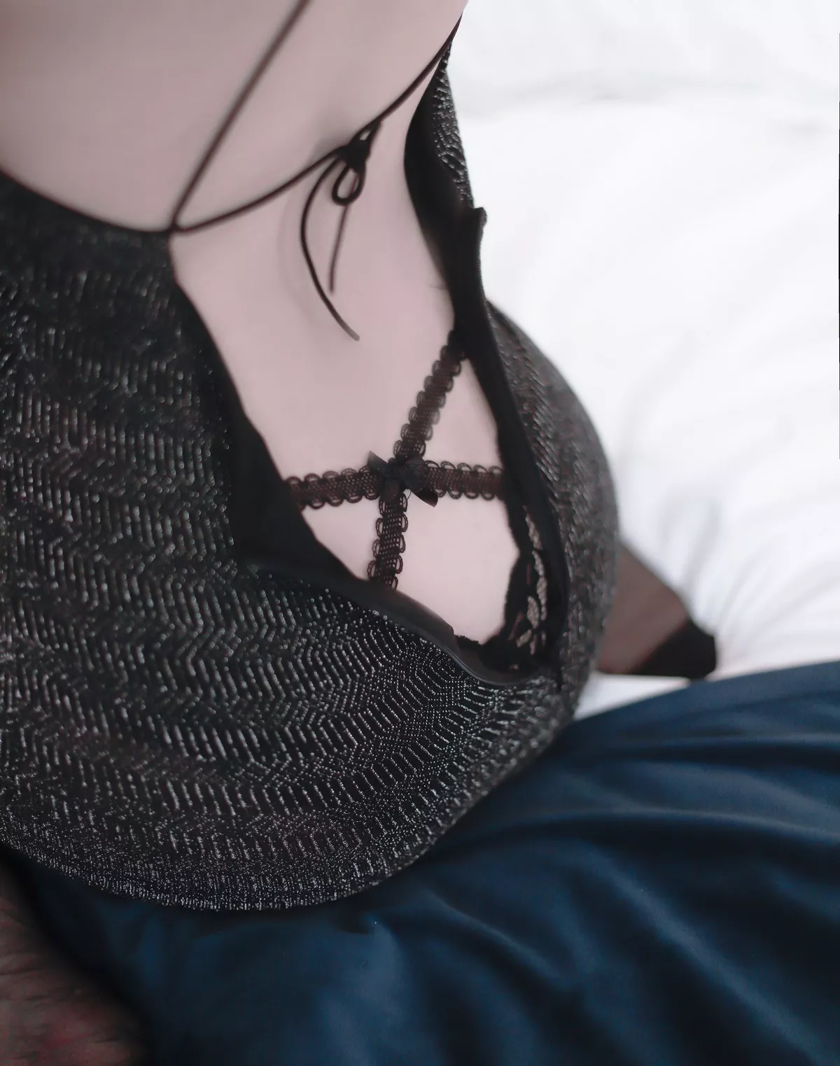 Cos福利日奈娇黑色礼服主题私房低胸服饰配黑色蕾丝袜秀豪乳翘臀诱惑写真40P