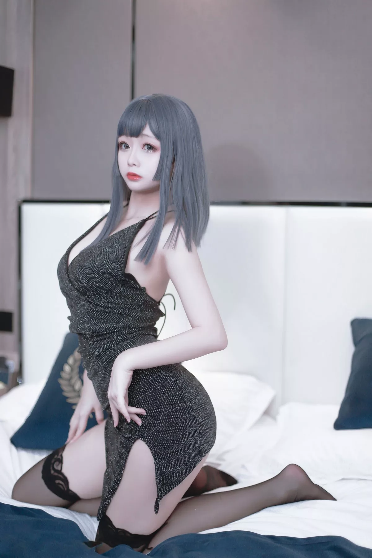 Cos福利日奈娇黑色礼服主题私房低胸服饰配黑色蕾丝袜秀豪乳翘臀诱惑写真40P