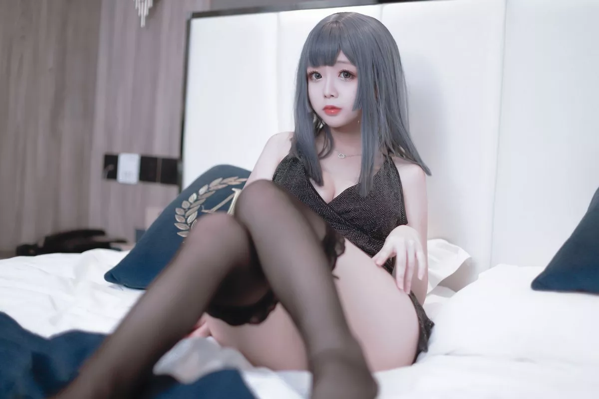 Cos福利日奈娇黑色礼服主题私房低胸服饰配黑色蕾丝袜秀豪乳翘臀诱惑写真40P
