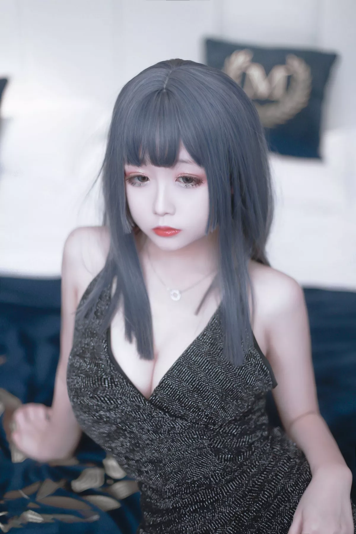 Cos福利日奈娇黑色礼服主题私房低胸服饰配黑色蕾丝袜秀豪乳翘臀诱惑写真40P