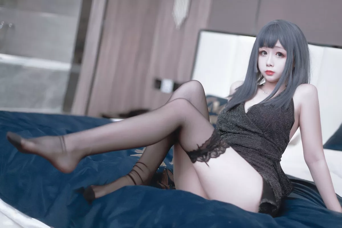 Cos福利日奈娇黑色礼服主题私房低胸服饰配黑色蕾丝袜秀豪乳翘臀诱惑写真40P