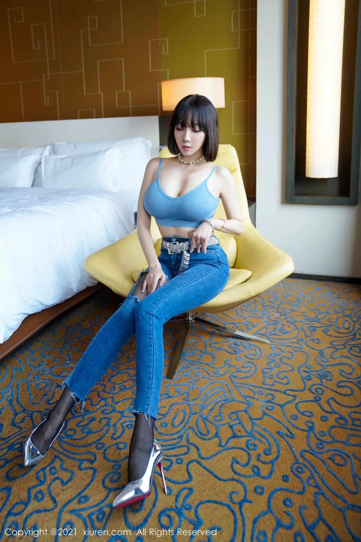 XiuRen第3450期_御姐果儿Victoria北京旅拍脱牛仔裤露性感内衣黑丝裤袜诱惑写真50P