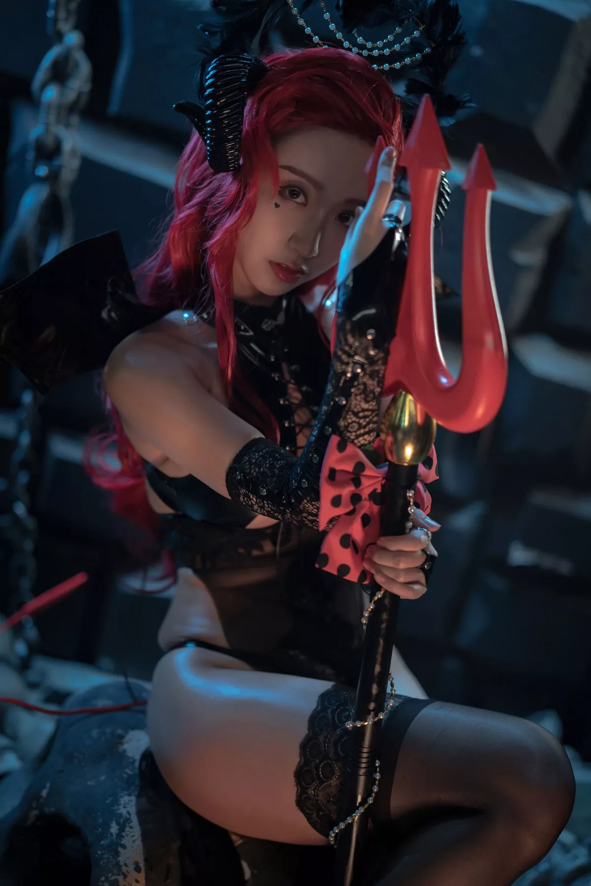 人气Coser黑川恶魔主题黑色情趣服饰配黑丝袜露油亮肌肤完美身材诱惑写真46P