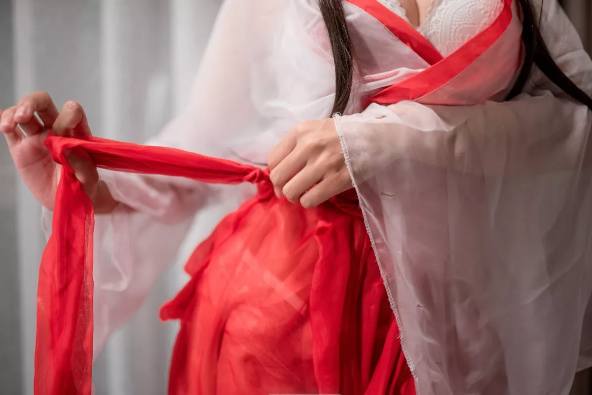 动漫博主蠢沫沫透明巫女主题私房浴室薄纱服饰湿身秀火辣身材诱惑写真60P