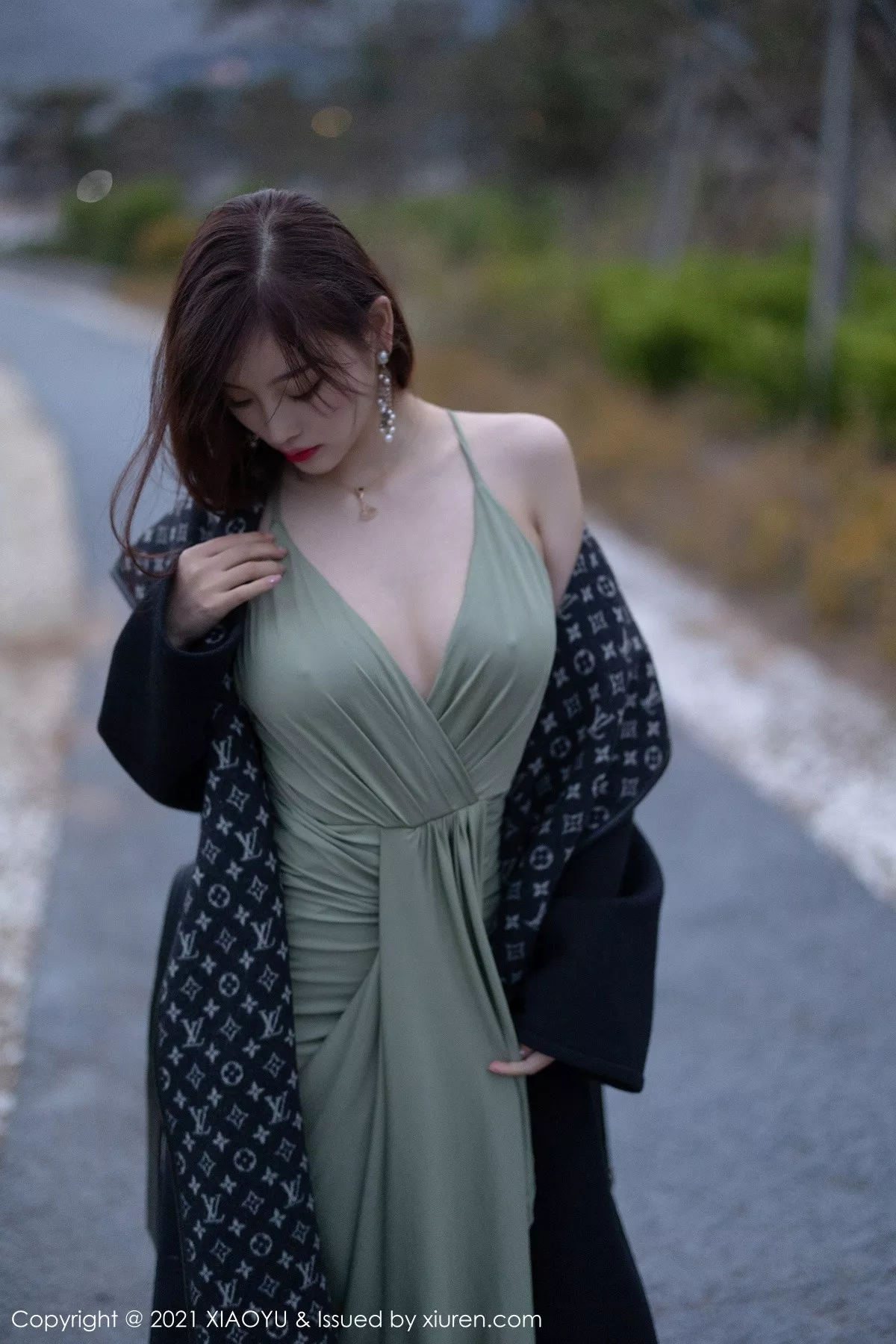 [XiaoYu画语界]Vol.538_女神杨晨晨sugar青岛旅拍户外轻透长裙低胸露豪乳诱惑写真74P