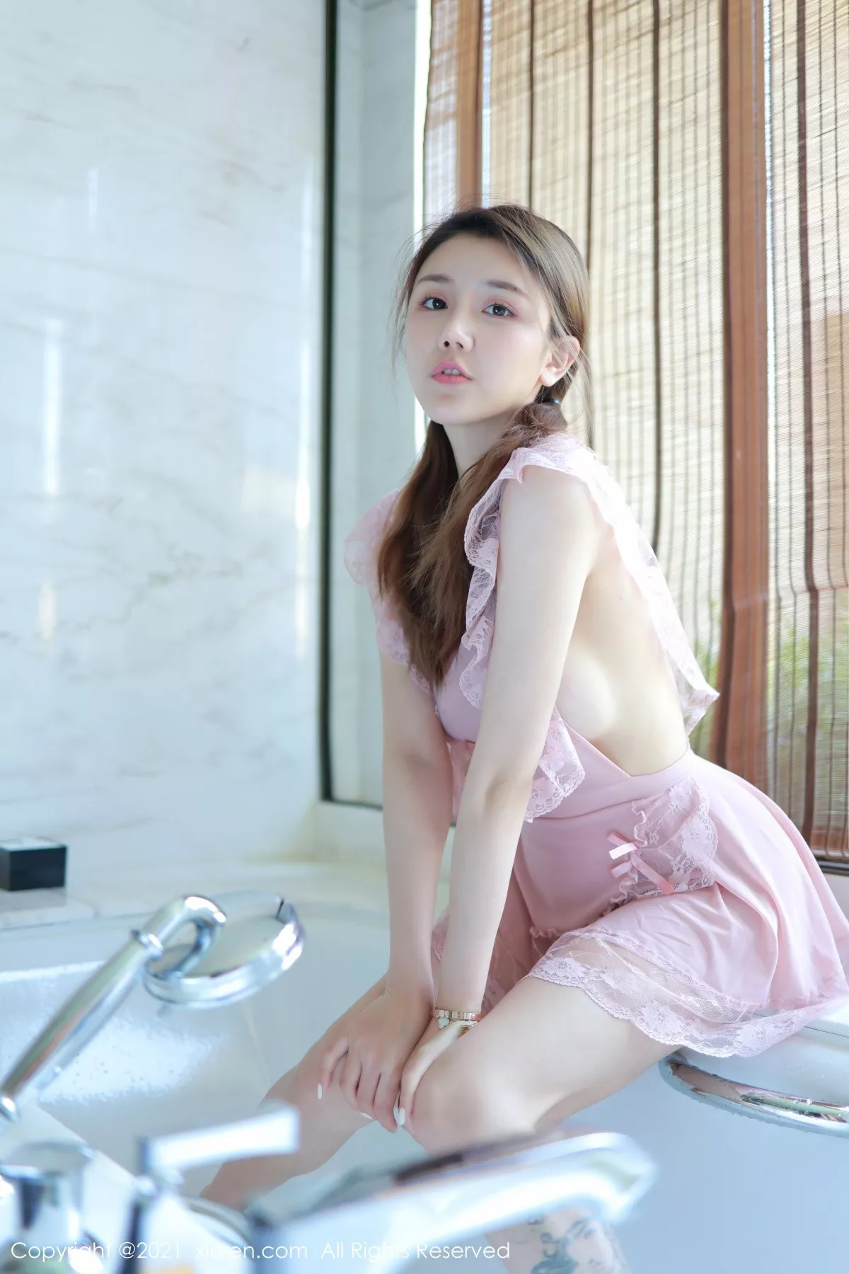 XiuRen第3611期_模特夏西CiCi西双版纳旅拍粉色女仆裙湿身秀火辣身材诱惑写真63P