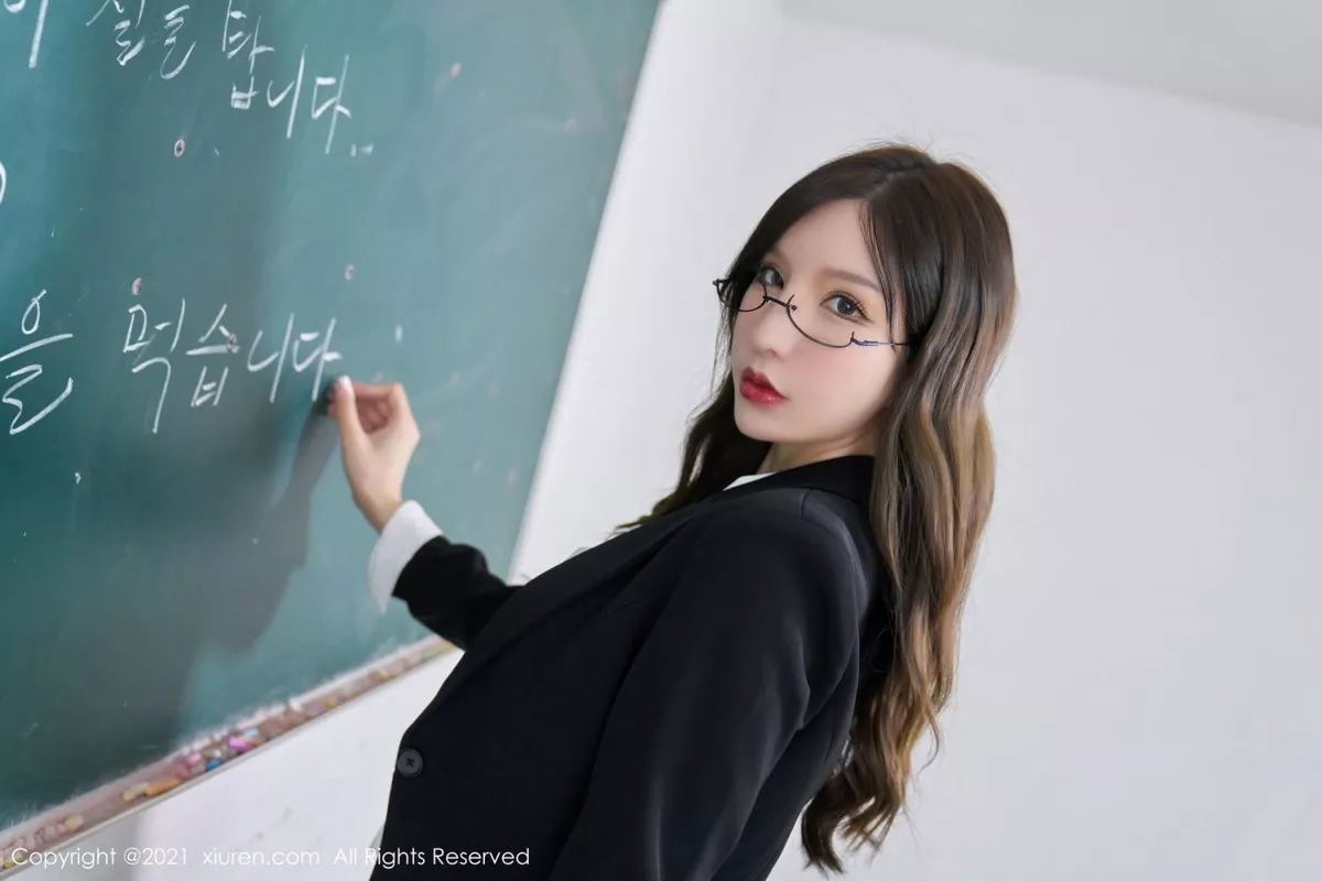 XiuRen第3650期_女神周于希Sandy教师的秘密主题超薄无内黑丝秀翘臀诱惑写真88P