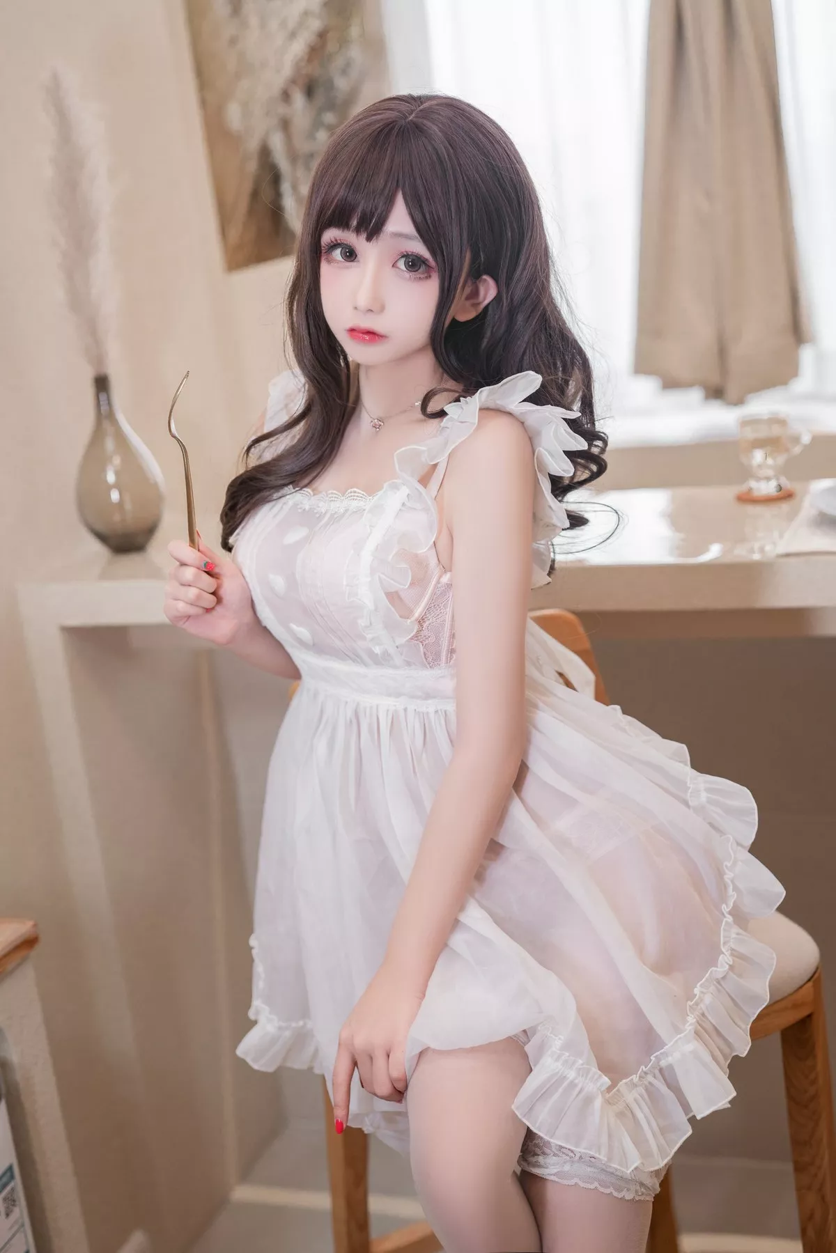 Cosplay日奈娇围裙人妻主题私房性感白色薄纱裙半脱露傲人豪乳惹火诱惑写真57P