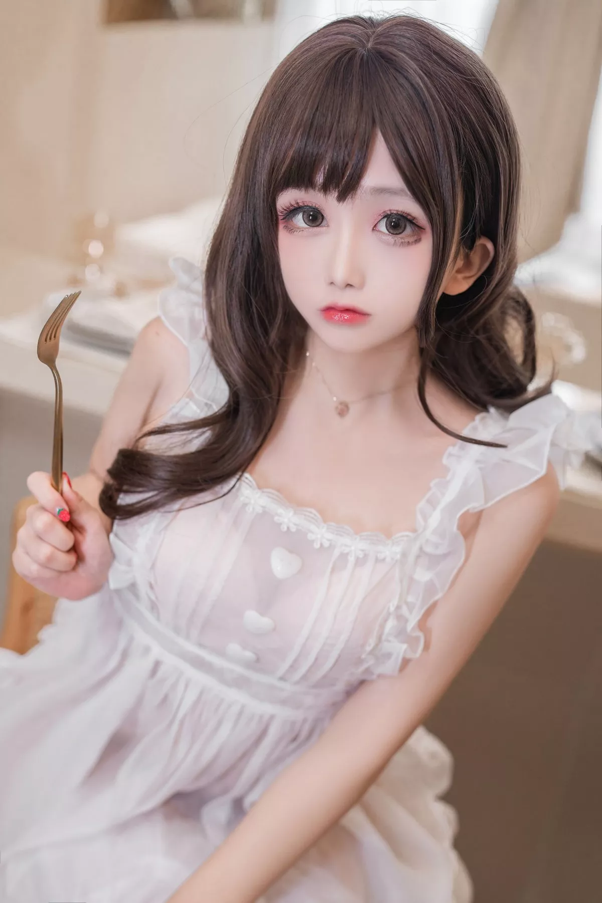Cosplay日奈娇围裙人妻主题私房性感白色薄纱裙半脱露傲人豪乳惹火诱惑写真57P