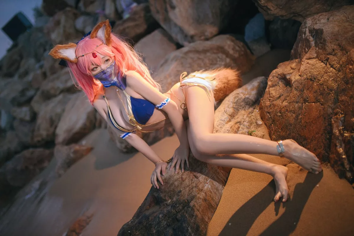 Cosplay日奈娇阿拉伯舞娘主题户外沙滩性感比基尼秀完美身材迷人诱惑写真37P