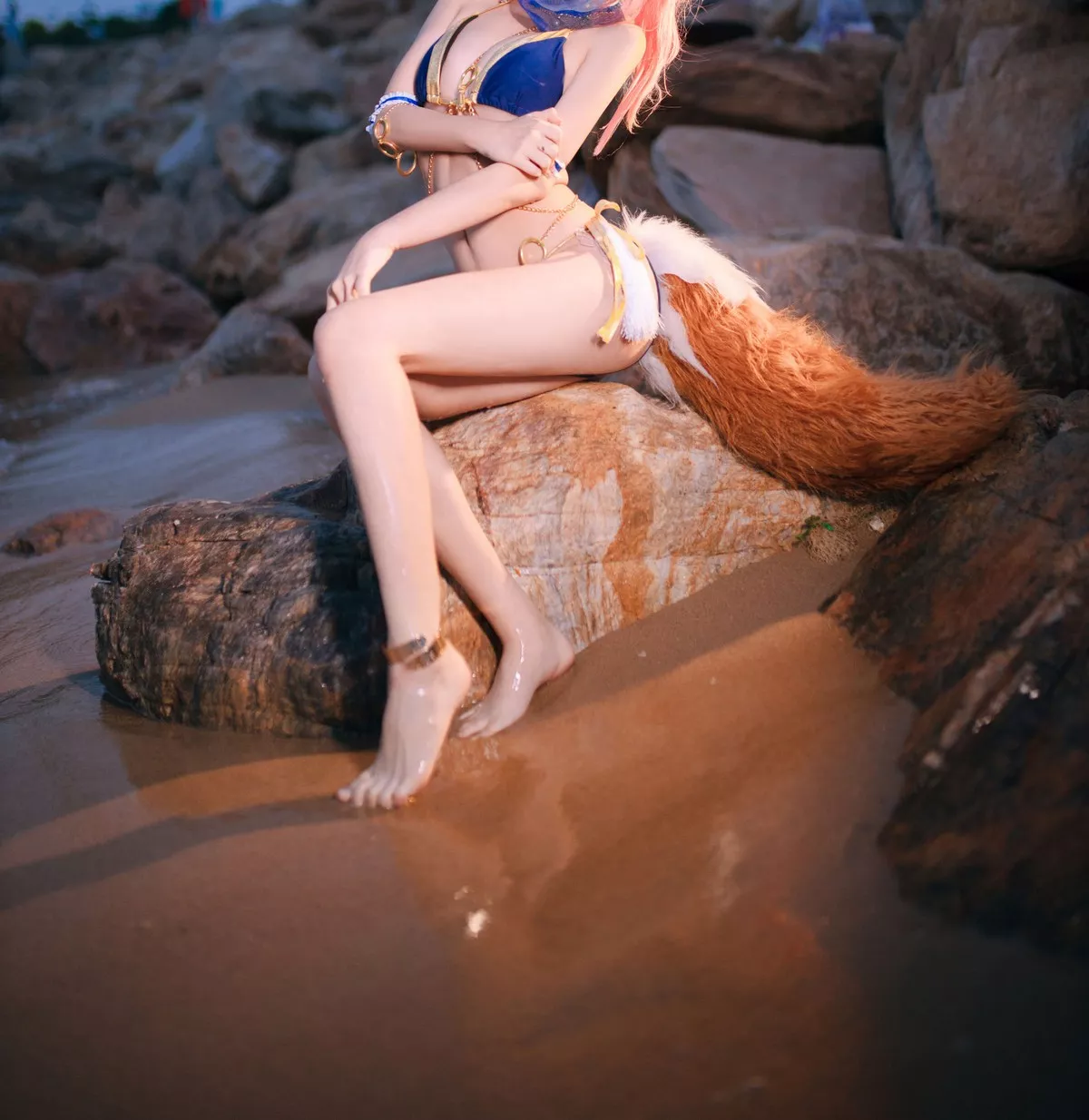 Cosplay日奈娇阿拉伯舞娘主题户外沙滩性感比基尼秀完美身材迷人诱惑写真37P