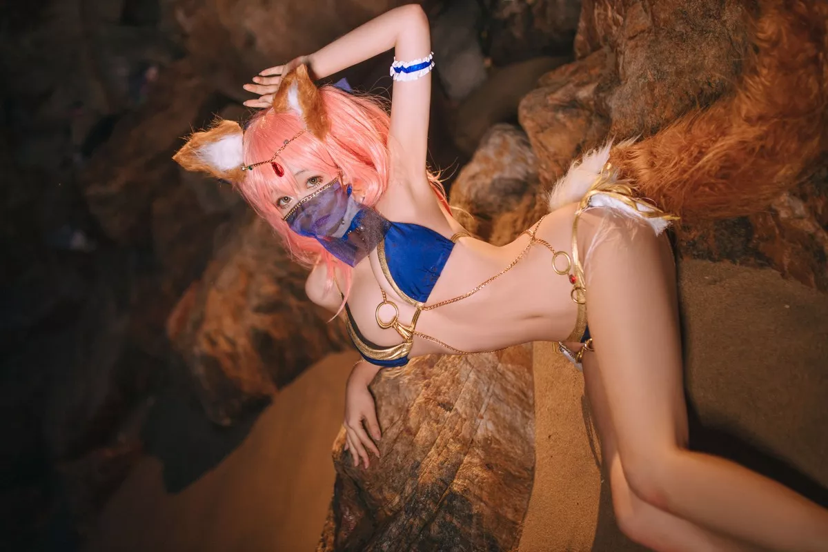 Cosplay日奈娇阿拉伯舞娘主题户外沙滩性感比基尼秀完美身材迷人诱惑写真37P