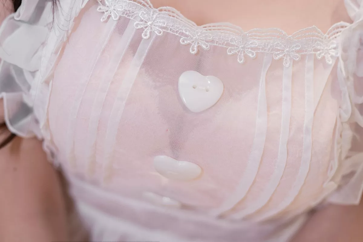 Cosplay日奈娇围裙人妻主题私房性感白色薄纱裙半脱露傲人豪乳惹火诱惑写真57P