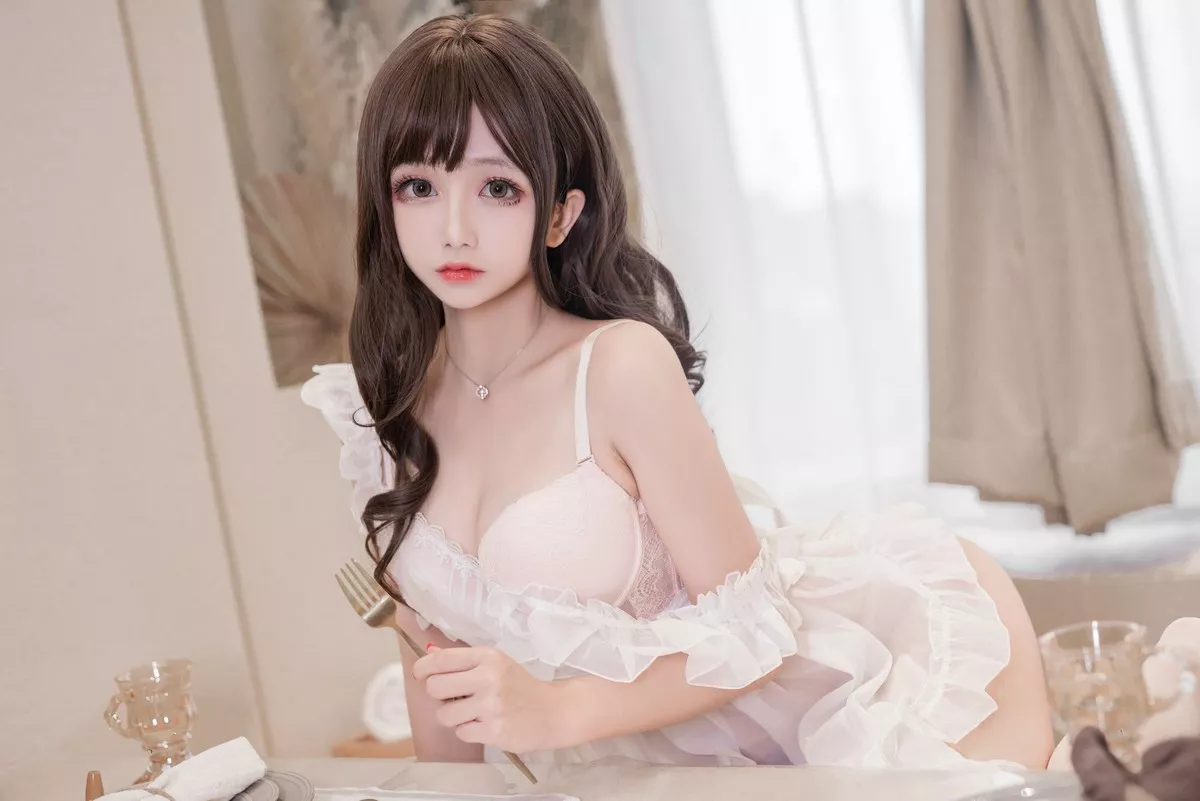 Cosplay日奈娇围裙人妻主题私房性感白色薄纱裙半脱露傲人豪乳惹火诱惑写真57P