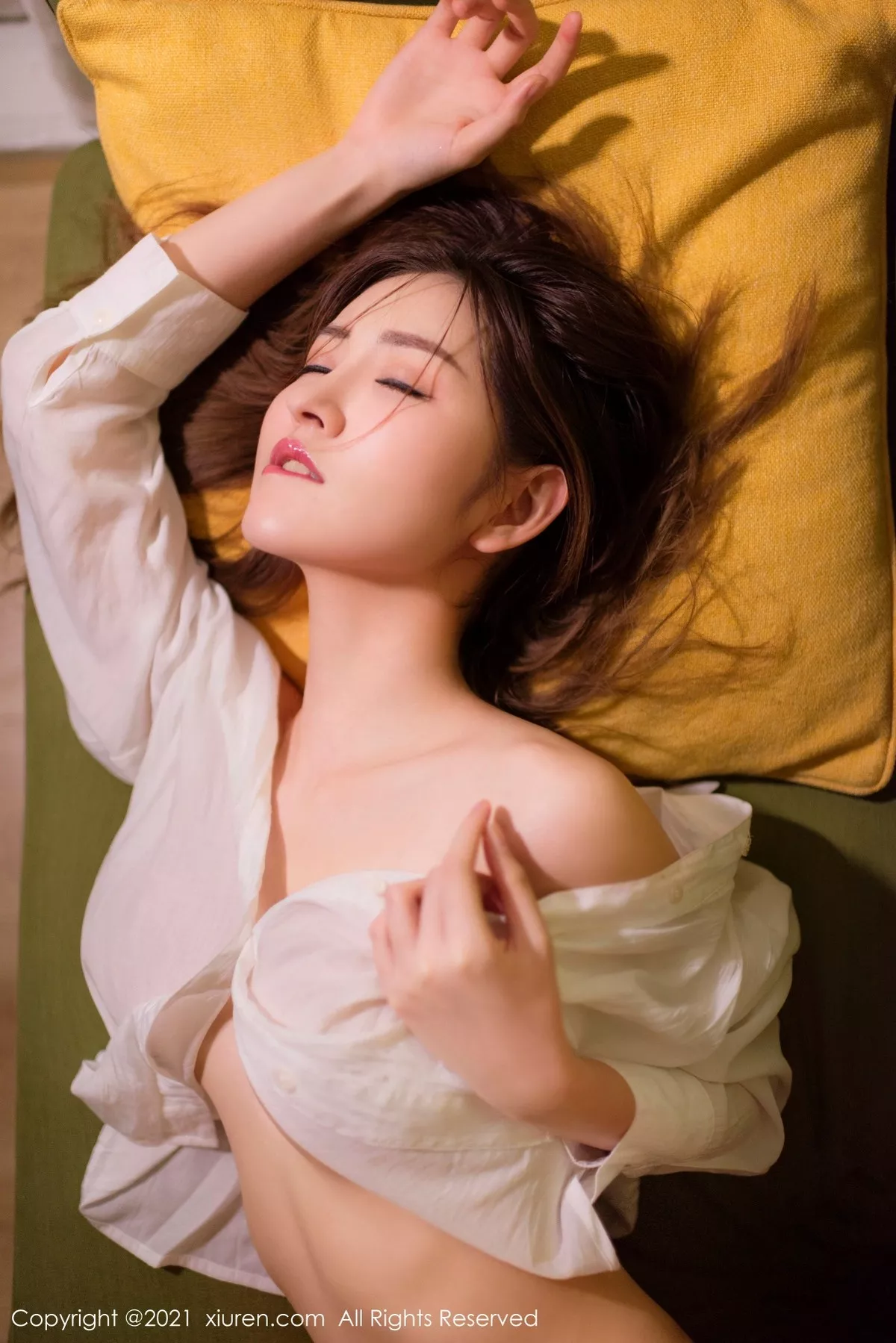 XiuRen第3688期_模特沈梦瑶私房沙发上真空白衬衣秀诱人胴体火辣诱惑写真43P