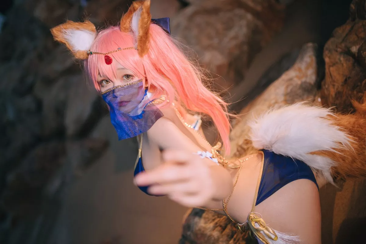 Cosplay日奈娇阿拉伯舞娘主题户外沙滩性感比基尼秀完美身材迷人诱惑写真37P