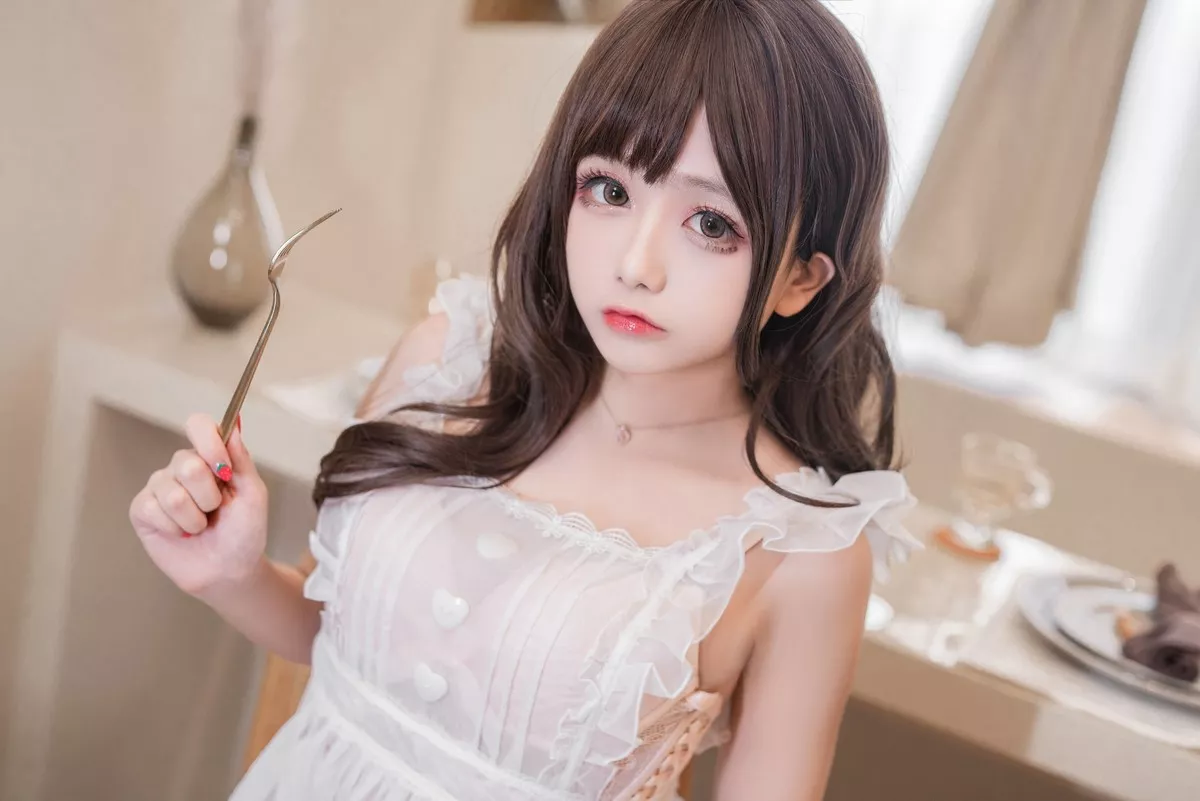 Cosplay日奈娇围裙人妻主题私房性感白色薄纱裙半脱露傲人豪乳惹火诱惑写真57P