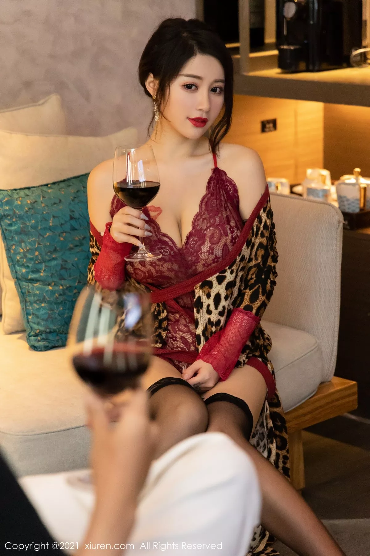XiuRen第3605期_模特美七Mia酒店剧情主题半脱露缕空情趣内衣惹火诱惑写真92P
