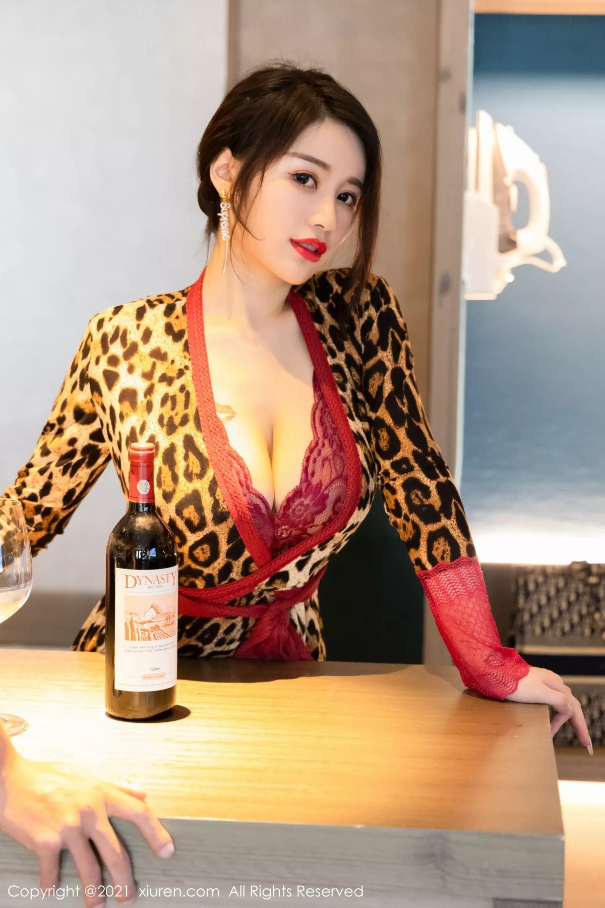 XiuRen第3605期_模特美七Mia酒店剧情主题半脱露缕空情趣内衣惹火诱惑写真92P