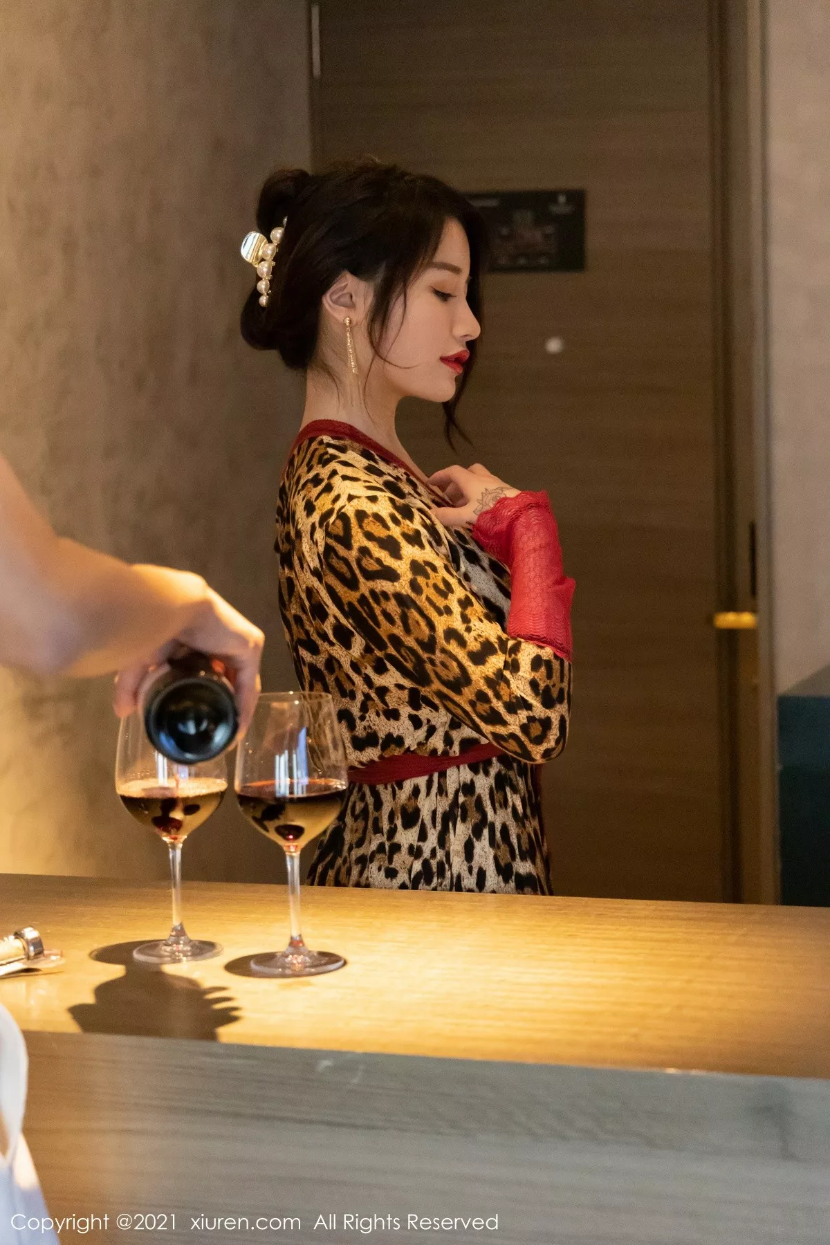 XiuRen第3605期_模特美七Mia酒店剧情主题半脱露缕空情趣内衣惹火诱惑写真92P