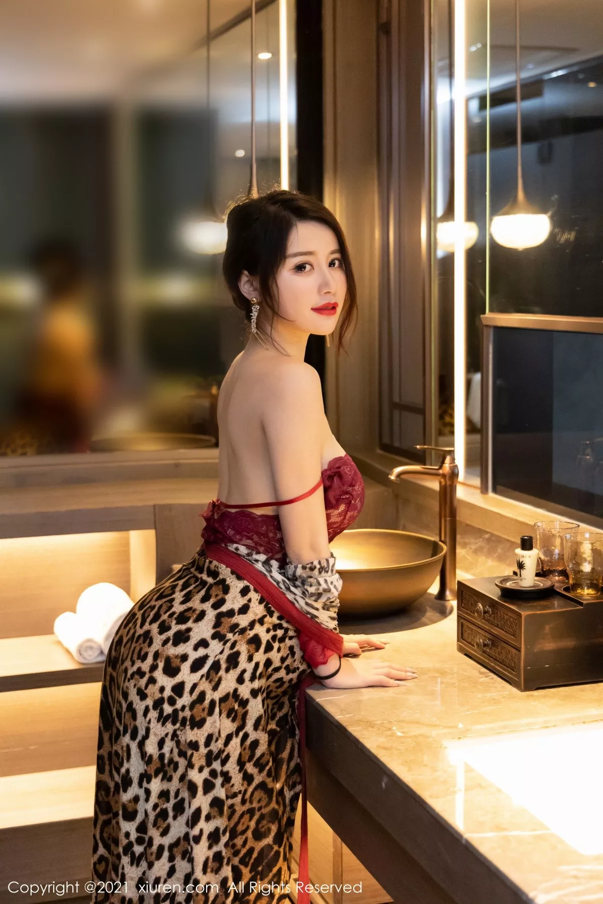 XiuRen第3605期_模特美七Mia酒店剧情主题半脱露缕空情趣内衣惹火诱惑写真92P