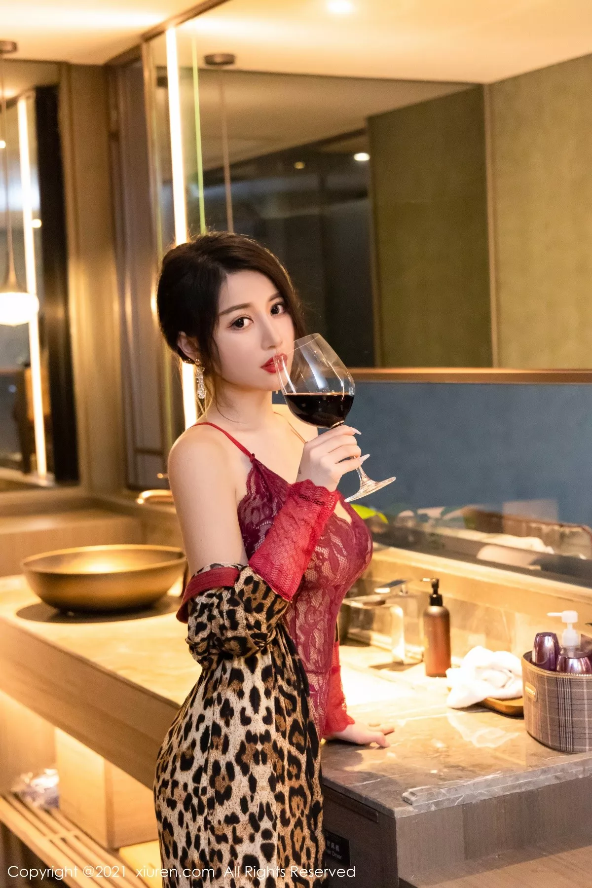 XiuRen第3605期_模特美七Mia酒店剧情主题半脱露缕空情趣内衣惹火诱惑写真92P