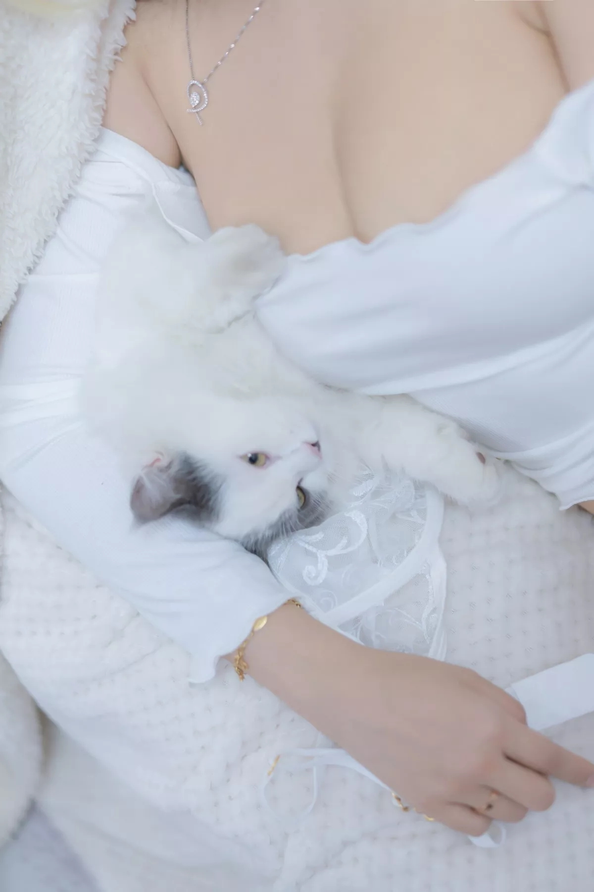 斗鱼主播过期米线线喵我和猫主题半脱露白色蕾丝内衣秀豪乳翘臀诱惑写真90P