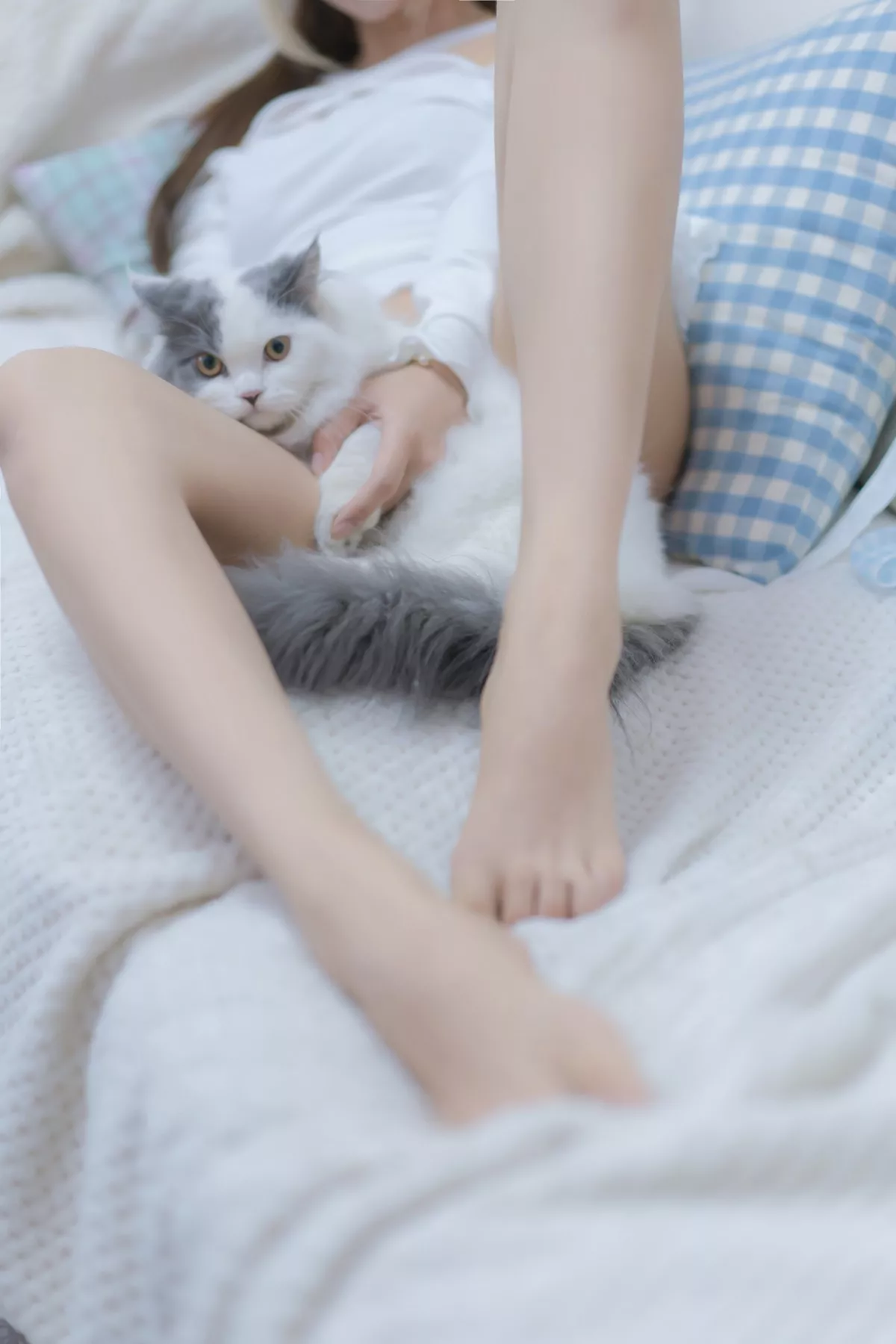 斗鱼主播过期米线线喵我和猫主题半脱露白色蕾丝内衣秀豪乳翘臀诱惑写真90P