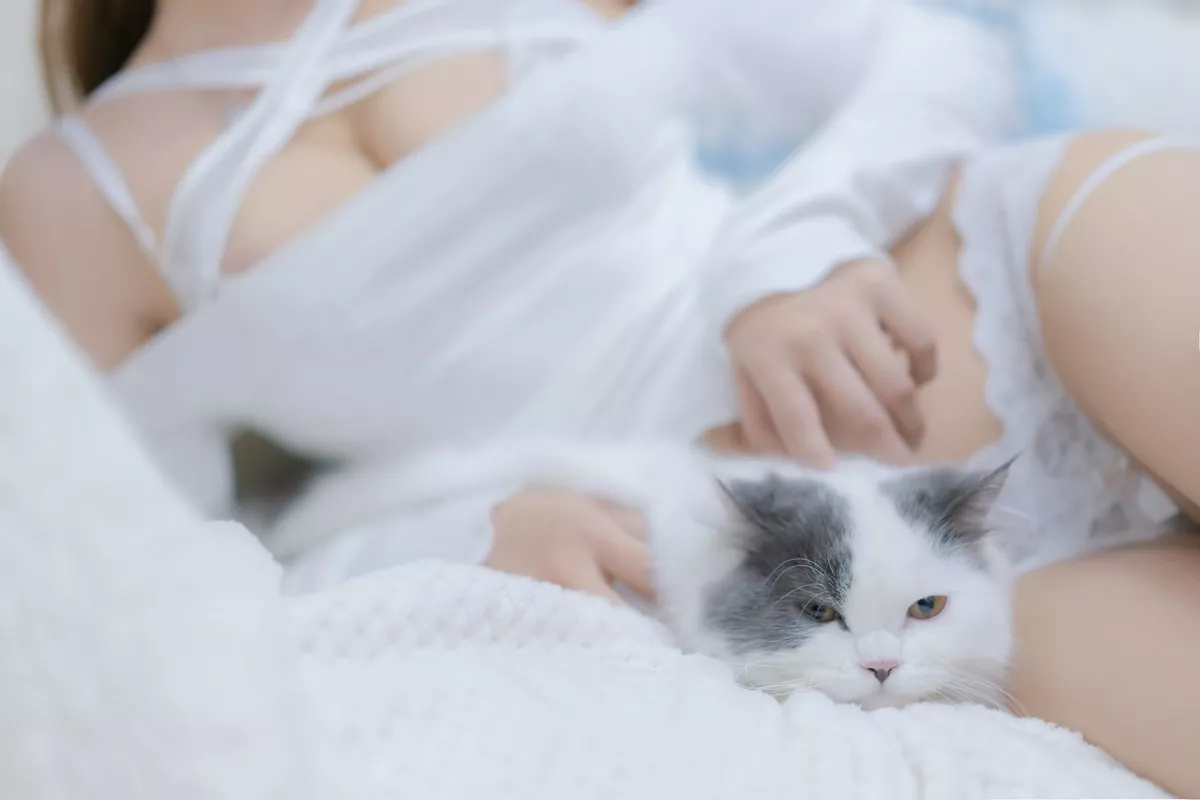 斗鱼主播过期米线线喵我和猫主题半脱露白色蕾丝内衣秀豪乳翘臀诱惑写真90P