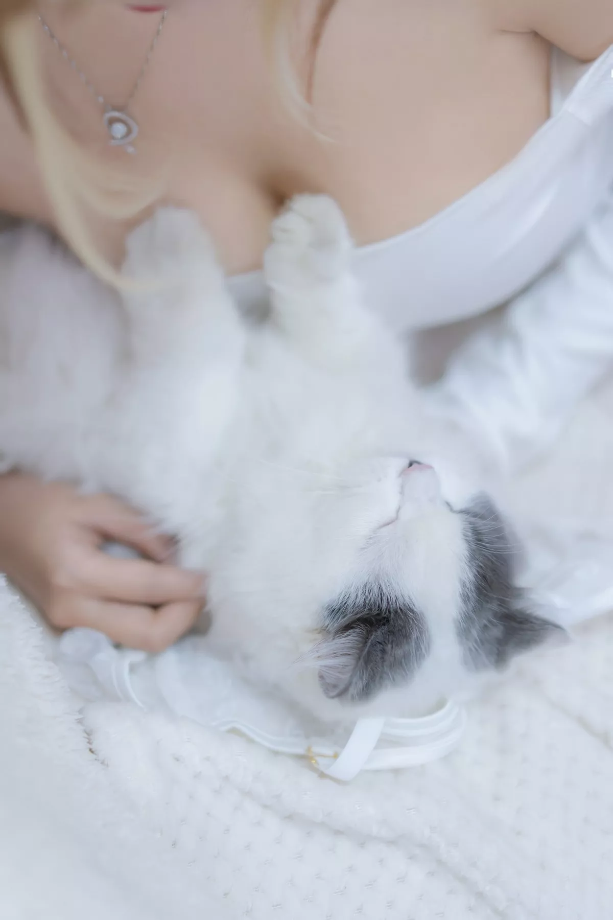 斗鱼主播过期米线线喵我和猫主题半脱露白色蕾丝内衣秀豪乳翘臀诱惑写真90P