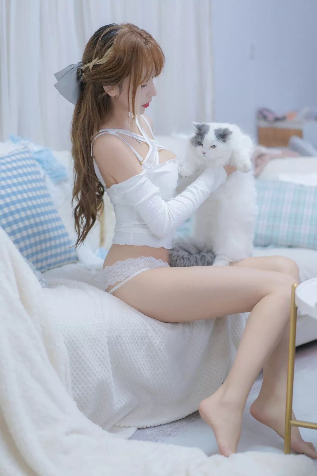 斗鱼主播过期米线线喵我和猫主题半脱露白色蕾丝内衣秀豪乳翘臀诱惑写真90P