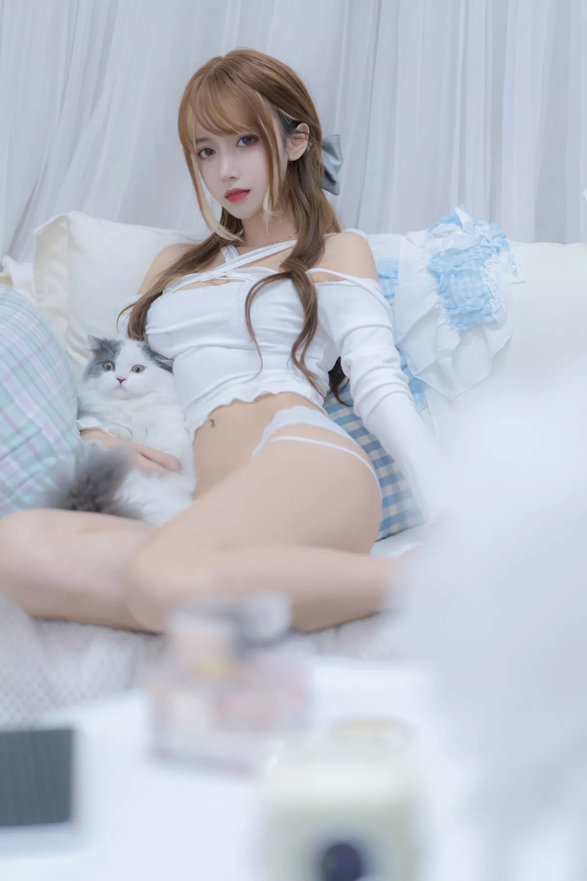 斗鱼主播过期米线线喵我和猫主题半脱露白色蕾丝内衣秀豪乳翘臀诱惑写真90P