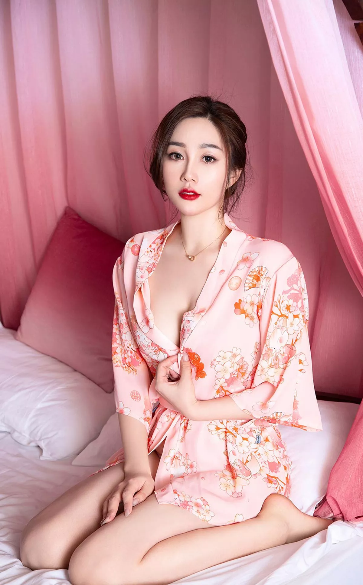 [Ugirls爱尤物]No.2146_模特宥利私房低胸粉色服饰秀完美身材性感美腿诱惑写真35P